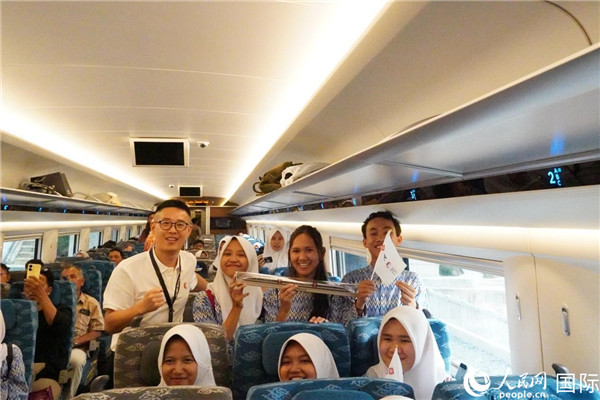 第一次乘坐雅萬(wàn)高鐵動(dòng)車組的學(xué)生們與動(dòng)車組模型合影。人民網(wǎng)記者曹師韻攝