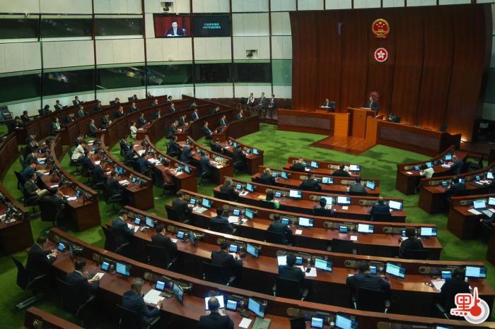 李家超在立法會(huì)宣讀新一份施政報(bào)告。圖片來(lái)源：香港“點(diǎn)新聞” 麥鈞杰 攝