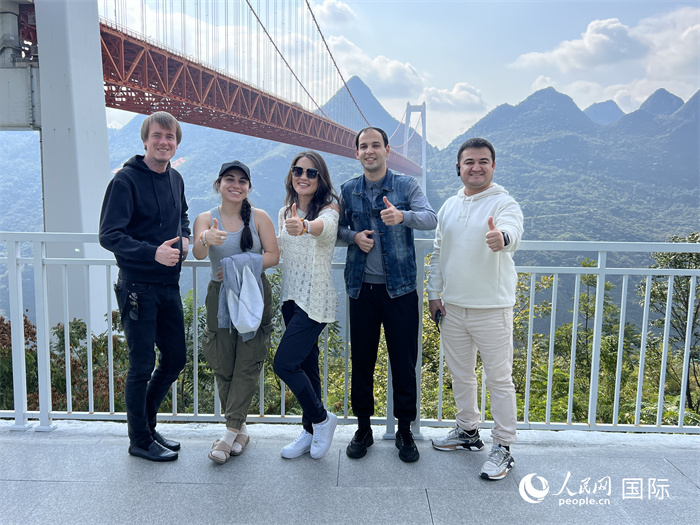 歐亞國家記者在壩陵河大橋下合影，并給大橋“點贊”。人民網(wǎng) 花放攝