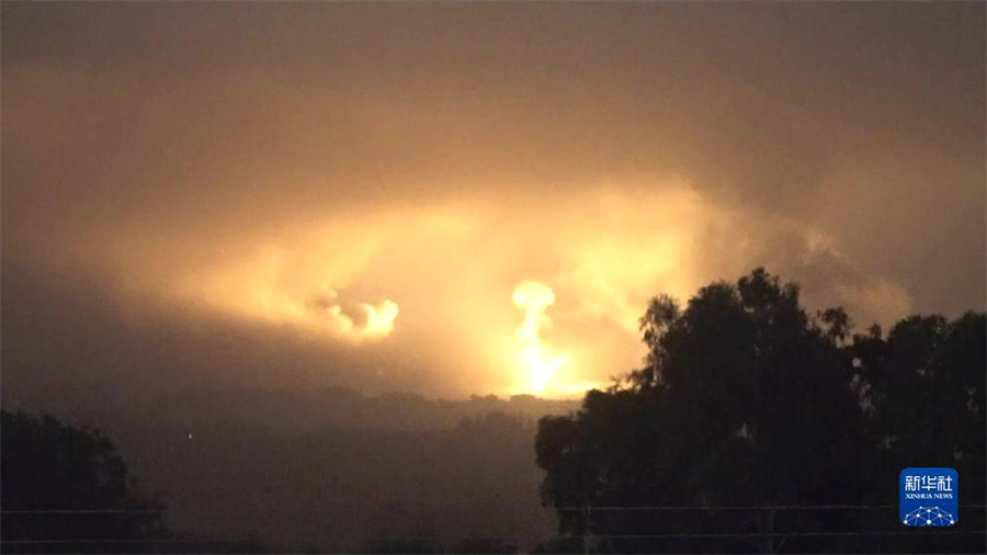 這張從以色列國(guó)防軍發(fā)布視頻中截取的圖片顯示，10月27日晚，以軍進(jìn)入加沙地帶開(kāi)展地面行動(dòng)。新華社發(fā)