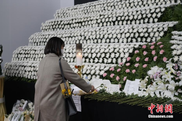 當(dāng)?shù)貢r(shí)間11月1日23時(shí)45分許，韓國(guó)民眾在位于首爾廣場(chǎng)的集體焚香所悼念梨泰院踩踏事故遇難者。 <a target='_blank' href='/'><p  align=