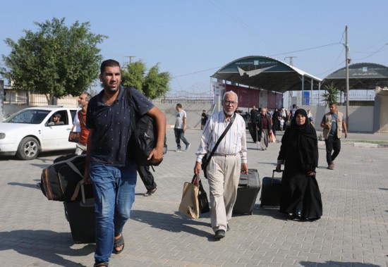   11月1日，人們?cè)诶诎都由骋粋?cè)準(zhǔn)備前往埃及。新華社發(fā)（哈立德·奧馬爾攝）