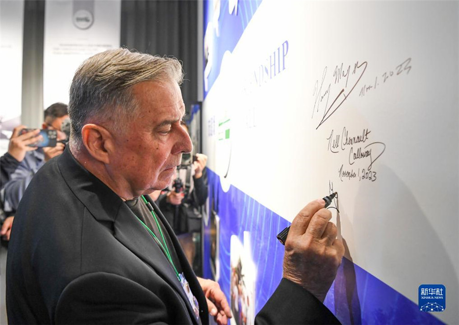 11月1日，美中航空遺產(chǎn)基金會主席格林在重慶史迪威博物館友誼墻上簽名。新華社記者 王全超 攝