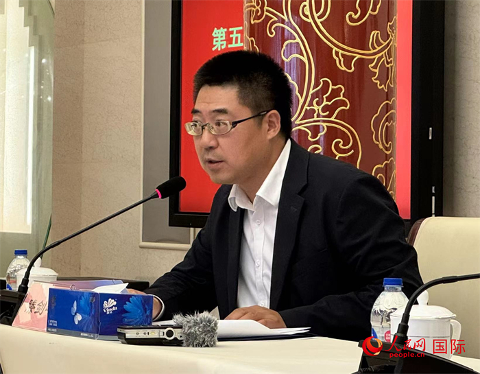 10月31日，歐美同學(xué)會(huì)副秘書長滕劍峰在第五屆中法文化論壇媒體吹風(fēng)會(huì)上講話。（人民網(wǎng) 謝瑩攝）