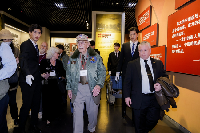 2023年10月30日，美國飛虎隊老兵梅爾·麥克馬倫一行參訪中國人民抗日戰(zhàn)爭紀(jì)念館。中國人民對外友好協(xié)會供圖