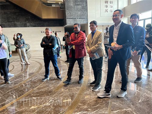   （外媒記者參觀中國(guó)藥都中醫(yī)藥博物館。中國(guó)經(jīng)濟(jì)周刊記者 郭志強(qiáng) 攝）