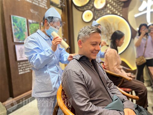   （外媒記者體驗(yàn)艾灸。中國(guó)經(jīng)濟(jì)周刊記者 郭志強(qiáng) 攝）