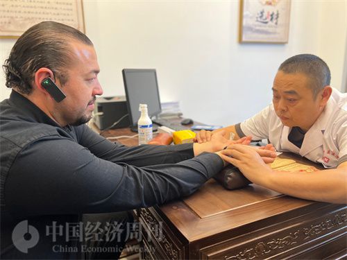   （外媒記者走進(jìn)中醫(yī)堂，問(wèn)診中醫(yī)名師。中國(guó)經(jīng)濟(jì)周刊記者 郭志強(qiáng)攝）