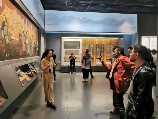  2023“一帶一路”媒體合作論壇聯(lián)合采訪團(tuán)參觀中國藥都中醫(yī)藥博物館。（本報(bào)記者 黃超攝）