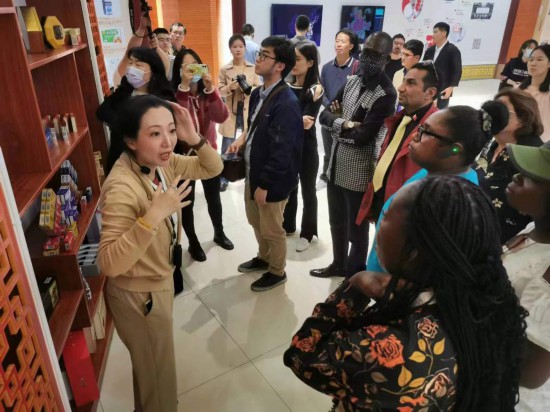 2023“一帶一路”媒體合作論壇聯(lián)合采訪團(tuán)參觀仁和863科技園產(chǎn)品展示區(qū)。（本報(bào)記者 黃超攝）