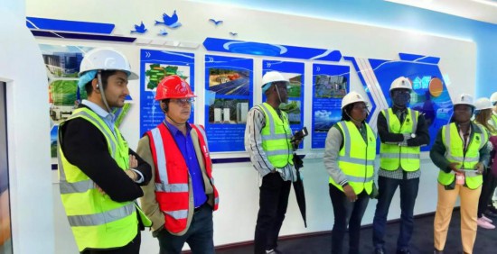   2023“一帶一路”媒體合作論壇聯(lián)合采訪團走進江西公司新余市綜合智慧零碳電廠展廳。（本報記者 周歡攝）