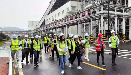   2023“一帶一路”媒體合作論壇聯(lián)合采訪團走進國家電投江西公司分宜電廠廠區(qū)。（本報記者 周歡攝）
