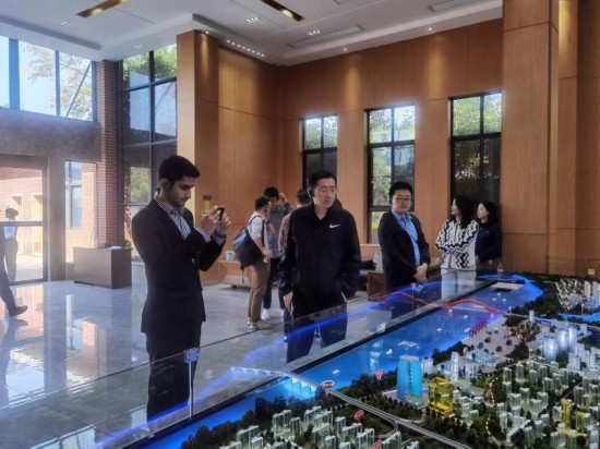 　　10月24日，2023“一帶一路”媒體合作論壇聯(lián)合采訪團(tuán)團(tuán)員在清水塘投資集團(tuán)招商服務(wù)中心參觀。本報(bào)記者 常雯宜攝