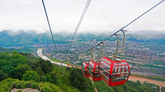 　　在纜車上俯瞰赤水河及茅臺鎮(zhèn)風景。資料圖片