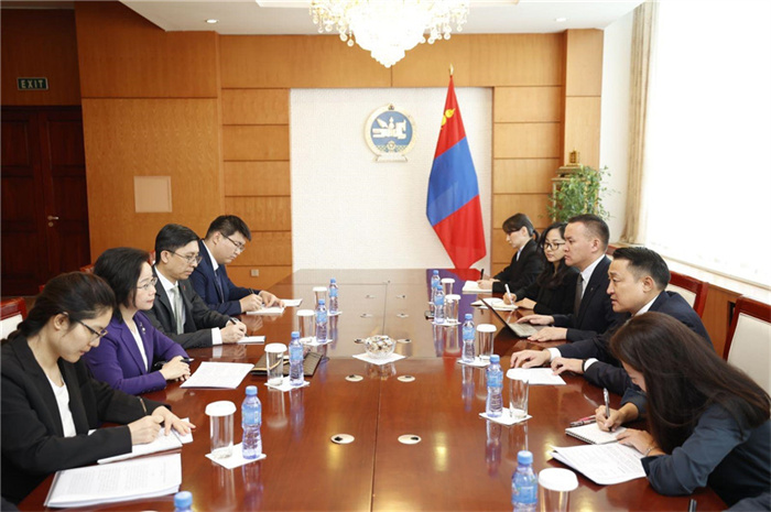 10月31日，中國駐蒙古國大使沈敏娟到任拜會(huì)蒙政府辦公廳主任兼蒙古人民黨總書記阿瑪爾巴伊斯格楞。中國駐蒙古使館供圖