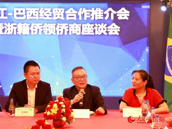 浙江海外聯(lián)誼會常務副會長徐旭（中）和與會僑領僑商座談。人民網記者 陳海琪攝