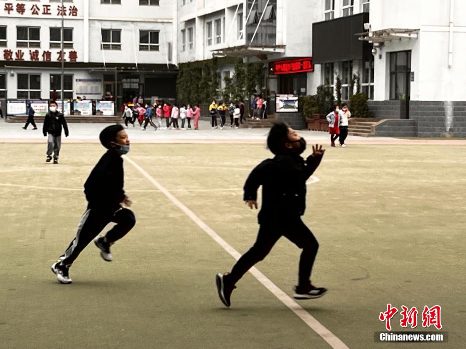 資料圖：學(xué)生們在課間玩耍。