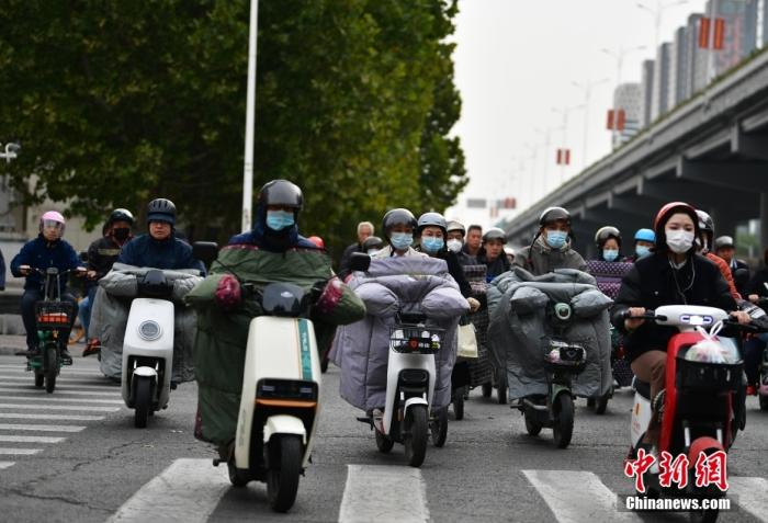 11月3日，河北石家莊迎降溫天氣，市民“捂”裝出行。 <a target='_blank' href='/'><p  align=