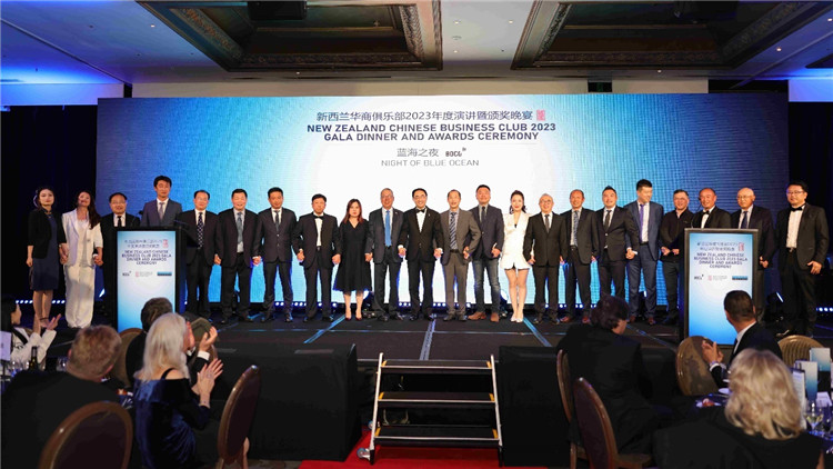 新西蘭華商聯(lián)合總會首批會員代表上臺亮相。攝影：張凱