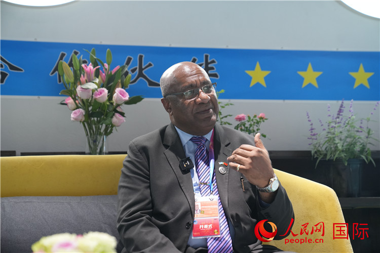 斐濟(jì)副總理兼貿(mào)易部長卡米卡米加談參加進(jìn)博會(huì)感受。人民網(wǎng)記者 吳超嵐攝