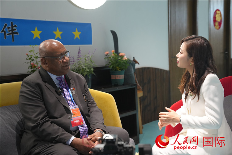 斐濟(jì)副總理兼貿(mào)易部長卡米卡米加接受人民網(wǎng)記者專訪。人民網(wǎng)記者 吳超嵐攝