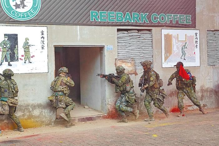 圖為2022年臺(tái)陸軍步訓(xùn)部學(xué)員模擬城鎮(zhèn)戰(zhàn)。圖片來(lái)源：臺(tái)灣《中國(guó)時(shí)報(bào)》。