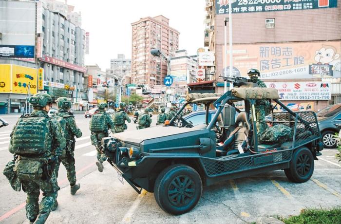 圖為2021年臺(tái)陸軍特種作戰(zhàn)指揮部在演習(xí)。圖片來(lái)源：臺(tái)灣《中國(guó)時(shí)報(bào)》。