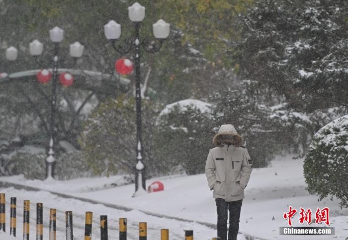 圖為市民在雪中出行。 <a target='_blank' href='/' ><p  align=