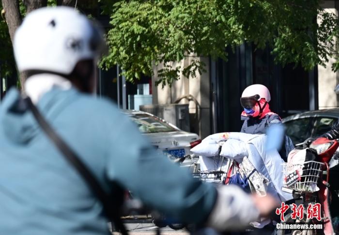 石家莊街頭，市民紛紛穿上厚厚的外套“捂”裝前行。 <a target='_blank' href='/'><p  align=