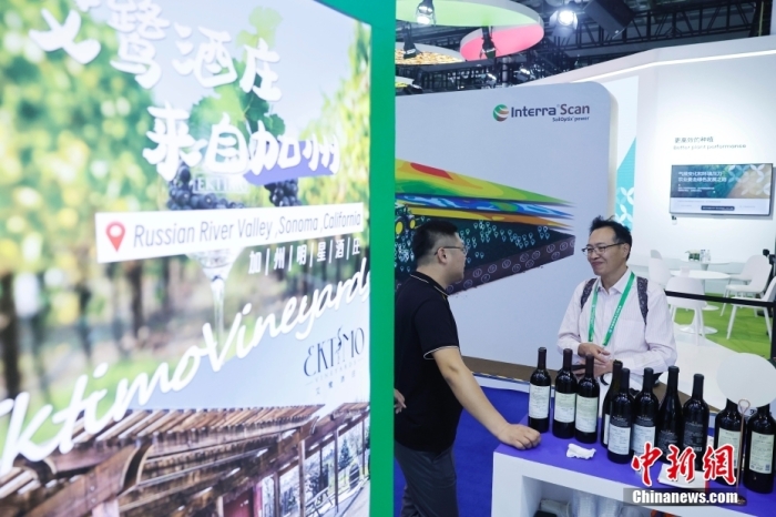 11月6日，參觀者與展臺(tái)工作人員交流。當(dāng)日，第六屆中國(guó)國(guó)際進(jìn)口博覽會(huì)在國(guó)家會(huì)展中心(上海)舉行。據(jù)上海美國(guó)商會(huì)官網(wǎng)消息，為進(jìn)一步加強(qiáng)中美經(jīng)貿(mào)聯(lián)系，上海美國(guó)商會(huì)與美國(guó)農(nóng)業(yè)部合作參展2023年第六屆中國(guó)國(guó)際進(jìn)口博覽會(huì)。今年是美國(guó)政府首次設(shè)立官方展館。<a target='_blank' href='/'><p  align=