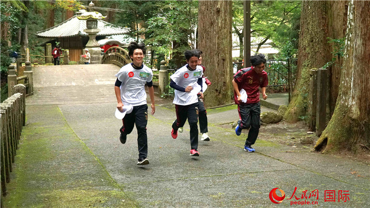 中日青少年在百年古剎里奔跑，揮灑青春的汗水。人民網(wǎng) 蔣曉辰攝