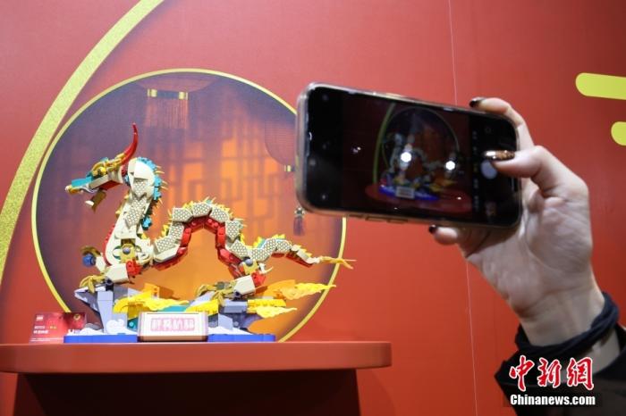 第六屆中國國際進(jìn)口博覽會舉行，消費(fèi)品展區(qū)展出以生肖龍為題材的中國元素產(chǎn)品。<a target='_blank' href='/'><p  align=