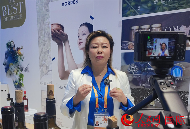 希華集團聯(lián)合創(chuàng)始人兼總裁索菲亞女士接受采訪。人民網(wǎng) 殷韜攝