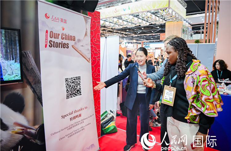 觀眾掃碼《我們的中國故事》系列視頻。人民網(wǎng) 郭錦標(biāo)攝