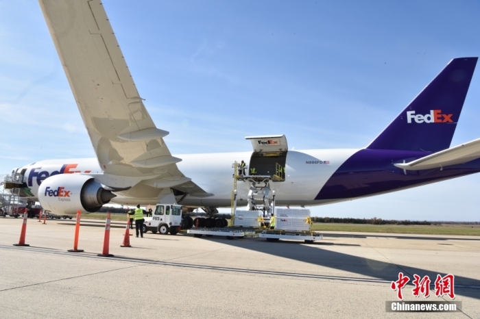 當(dāng)?shù)貢r間11月8日，美國華盛頓史密森學(xué)會國家動物園的大熊貓“美香”“添添”和它們的幼崽“小奇跡”乘坐的專機(jī)從華盛頓杜勒斯國際機(jī)場起飛前往中國成都。圖為裝有大熊貓的特制“旅行箱”正在運(yùn)上專機(jī)。<a target='_blank' href='/'><p  align=