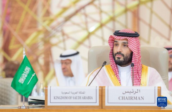 11月10日，在沙特首都利雅得，沙特阿拉伯王儲(chǔ)兼首相穆罕默德·本·薩勒曼在首屆沙特阿拉伯-非洲峰會(huì)上講話。新華社發(fā)（沙特通訊社供圖）