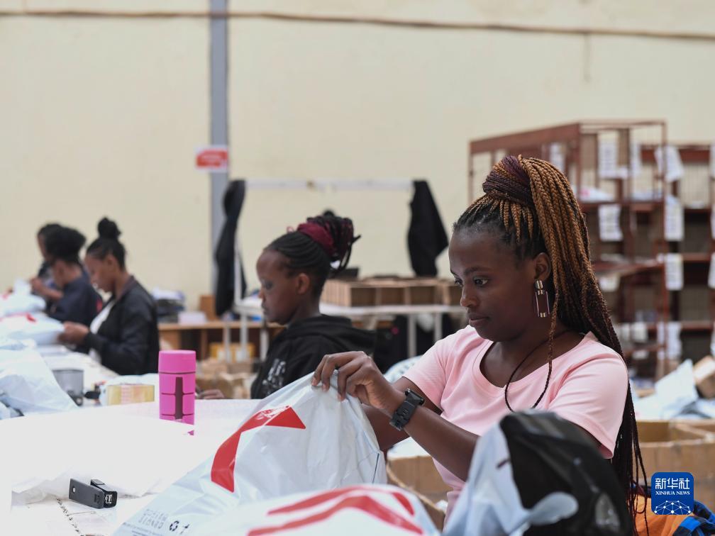 11月10日，在肯尼亞姆洛隆戈，Kilimall員工在倉庫內(nèi)包裝商品。新華社記者 李亞輝 攝