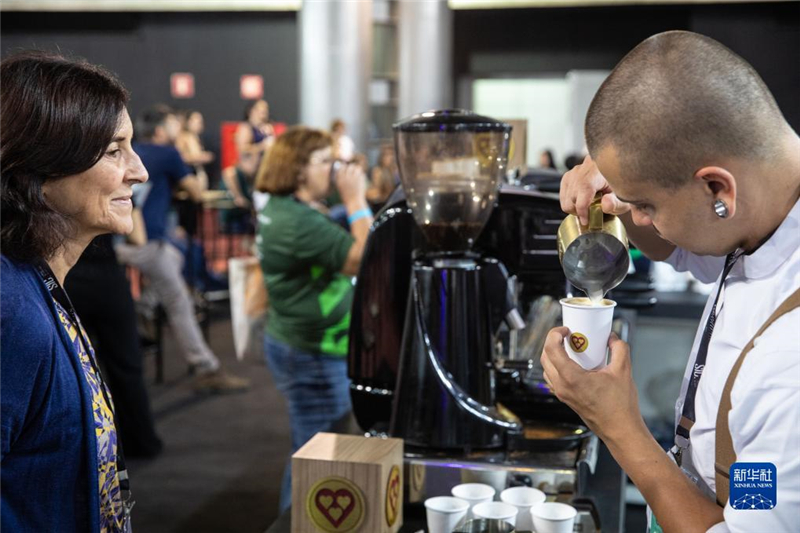 11月9日，咖啡師在巴西貝洛奧里藏特舉行的咖啡周上為參觀者制作咖啡。新華社記者 王天聰 攝
