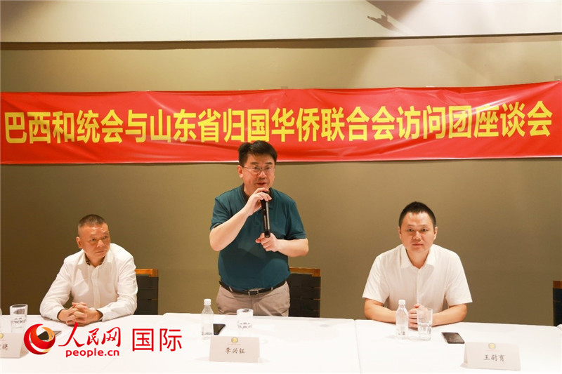 中國(guó)僑聯(lián)副主席、山東省僑聯(lián)主席李興鈺（中）在座談會(huì)上致辭。人民網(wǎng)記者 陳海琪攝