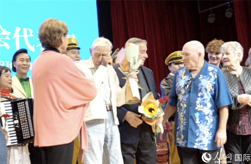 哈里·莫耶和代表團其他成員訪問昆明外國語學校，觀看講述飛虎隊開辟駝峰航線故事的音樂劇《翠堤長虹》，并與學校師生合唱《友誼地久天長》。人民網(wǎng) 趙瞳攝