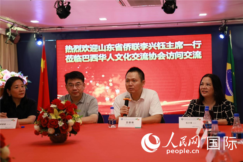 中國(guó)駐里約熱內(nèi)盧副總領(lǐng)事王尉育（右二）發(fā)表致辭。人民網(wǎng)記者宋亦然攝