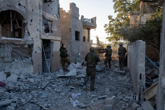 這張以色列國防軍11月12日發(fā)布的照片顯示，以軍地面部隊在加沙地帶北部開展軍事行動。新華社發(fā)