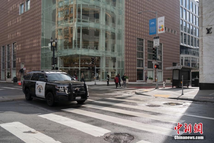 當(dāng)?shù)貢r間11月13日，美國加州舊金山聯(lián)合廣場周邊剛剛被沖洗過的街道較往常更為整潔。<a target='_blank' href='/'><p  align=