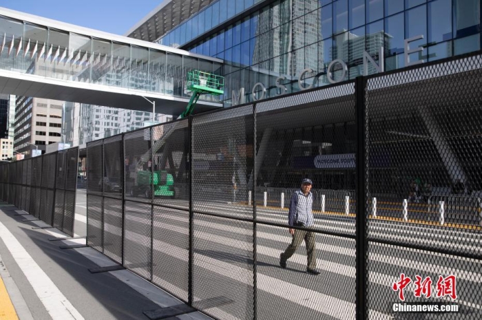 當(dāng)?shù)貢r(shí)間11月10日，一名行人從美國(guó)舊金山莫斯康中心周圍的金屬圍欄旁經(jīng)過(guò)。隨著亞太經(jīng)合組織(APEC)第三十次領(lǐng)導(dǎo)人非正式會(huì)議臨近，作為會(huì)議場(chǎng)地的莫斯康中心附近出現(xiàn)金屬圍欄，執(zhí)勤警察也大幅增加。<a target='_blank' href='/'><p  align=