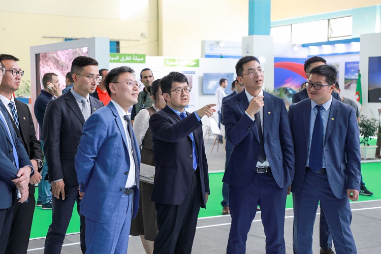 中國(guó)駐阿爾及利亞大使李?。ㄓ胰┮暡熘袊?guó)建筑展位  中國(guó)建筑供圖