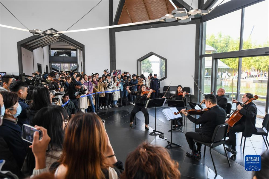 11月16日，費(fèi)城交響樂(lè)團(tuán)的演奏家們?cè)谔K州博物館大廳內(nèi)演奏。新華社記者 李博 攝