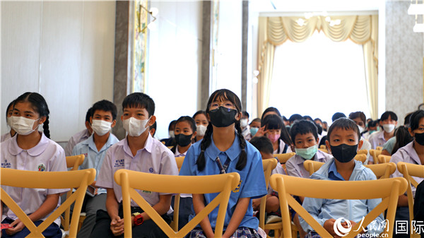 圖為獎(jiǎng)助學(xué)金頒發(fā)現(xiàn)場(chǎng)。人民網(wǎng)記者 白元琪攝