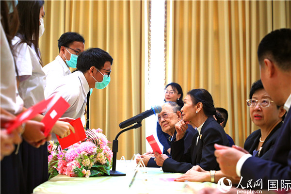 圖為獎(jiǎng)助學(xué)金頒發(fā)現(xiàn)場(chǎng)。人民網(wǎng)記者 白元琪攝