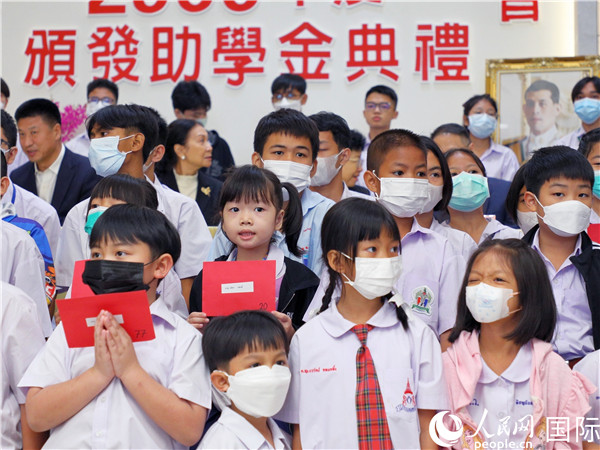 圖為出席嘉賓和現(xiàn)場(chǎng)獲獎(jiǎng)學(xué)生合影留念。人民網(wǎng)記者 白元琪攝