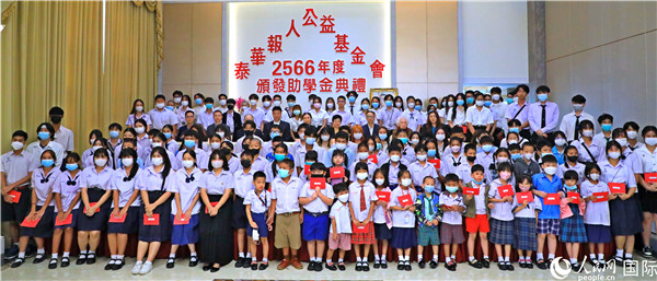 圖為出席嘉賓和現(xiàn)場(chǎng)獲獎(jiǎng)學(xué)生合影留念。人民網(wǎng)記者 白元琪攝